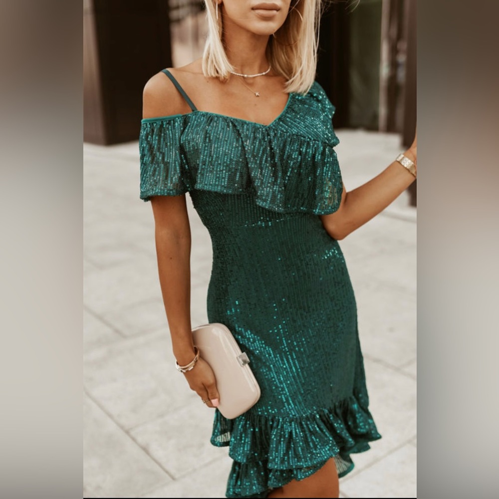❌Sold❌Gorgeous green asymmetrical hem dress. Green sequence. Size Medium.